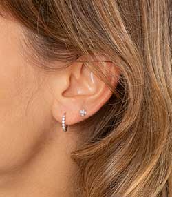 Tenue portée avec Mini Créole Madame Bovary Or blanc et Diamants