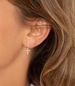 Tenue portée avec Boucle d'oreille Line or jaune et diamants