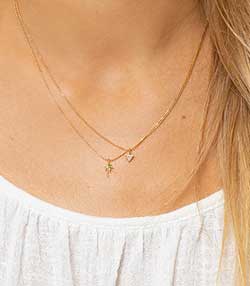 Tenue portée avec Collier court chaîne boule et palmier tsavorites