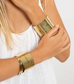 Tenue portée avec Jonc en laiton gravé Jane de Boy . Dance. Enjoy