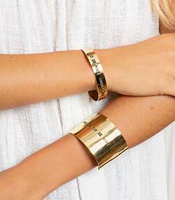 Tenue portée avec Manchette gravée N'oubliez Pas de Rire