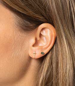 Tenue portée avec Boucle d'oreille Stud Dagger