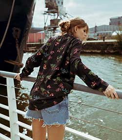 Tenue portée avec Chemisier Wailer Beach x Jane de Boy