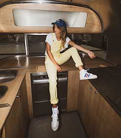 Tenue portée avec Salopette Romane Tuni Jaune