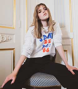 Tenue portée avec Sweat-shirt Roller Jane de Boy '68 Blanc/Bleu/Rouge
