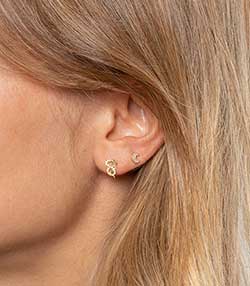 Tenue portée avec Boucle d'oreille Snake or jaune 18k et diamants blancs