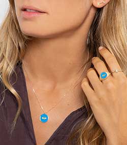 Tenue portée avec Bague Oeil Ibiza or jaune et résine colorée