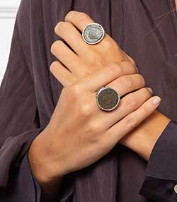 Tenue portée avec Bague Pièce Antique Grand Modèle