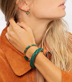 Tenue portée avec Mini Créoles Positano à rayures Emeraude