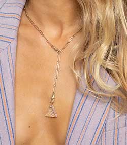 Tenue portée avec Collier Debbie N°3 