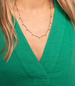 Tenue portée avec Collier Nora Emeraudes