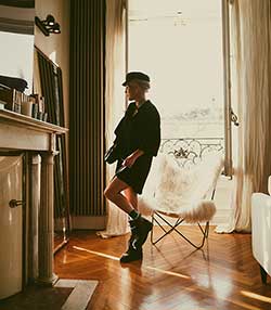 Tenue portée avec Boots à lacets Ele Noires