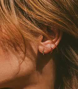 Tenue portée avec Mini Créole or jaune Marquise Rubis 