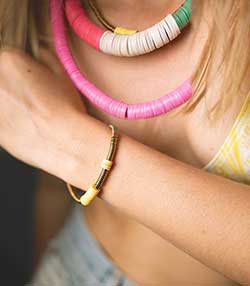 Tenue portée avec Collier Palmier Rose et Jaune x Jane de Boy