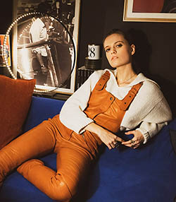 Tenue portée avec Salopette en cuir cognac Apolina