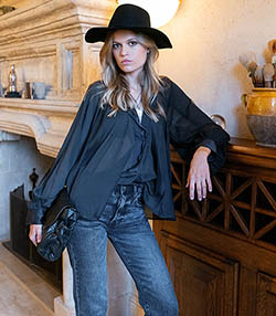 Tenue portée avec Collier Round Poem