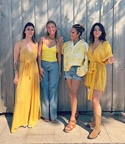 Tenue portée avec Robe courte Empire Gold