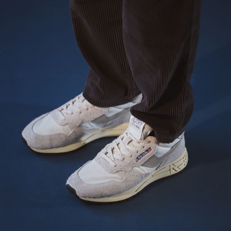 Look athleisure homme avec des baskets