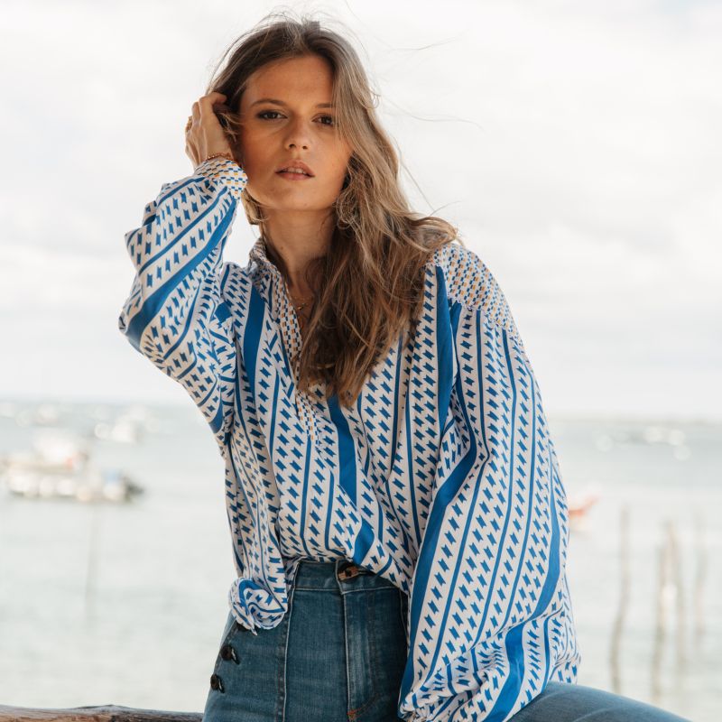 Blouse bleue à motifs