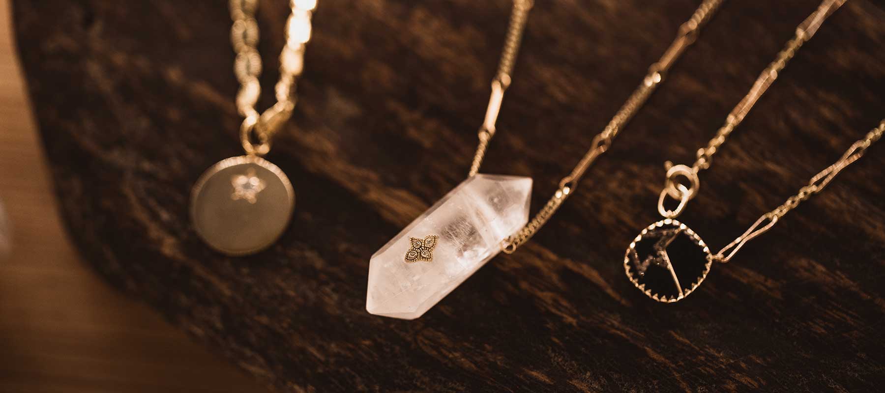 Colliers en pierres précieuses