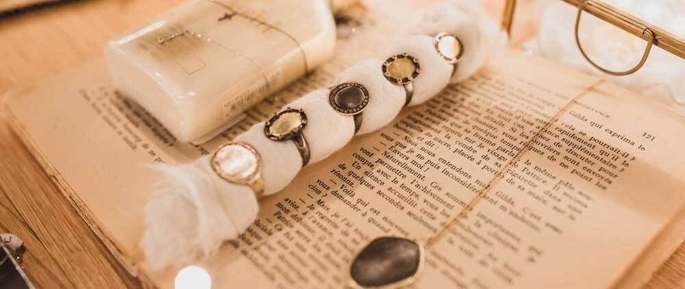 Peut-on porter les bijoux en or et en argent ensemble ?