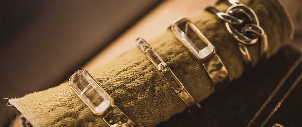 Comment reconnaître facilement la matière des bijoux ?