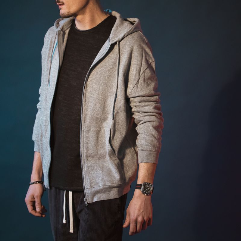 Look athleisure homme avec un sweat à capuche