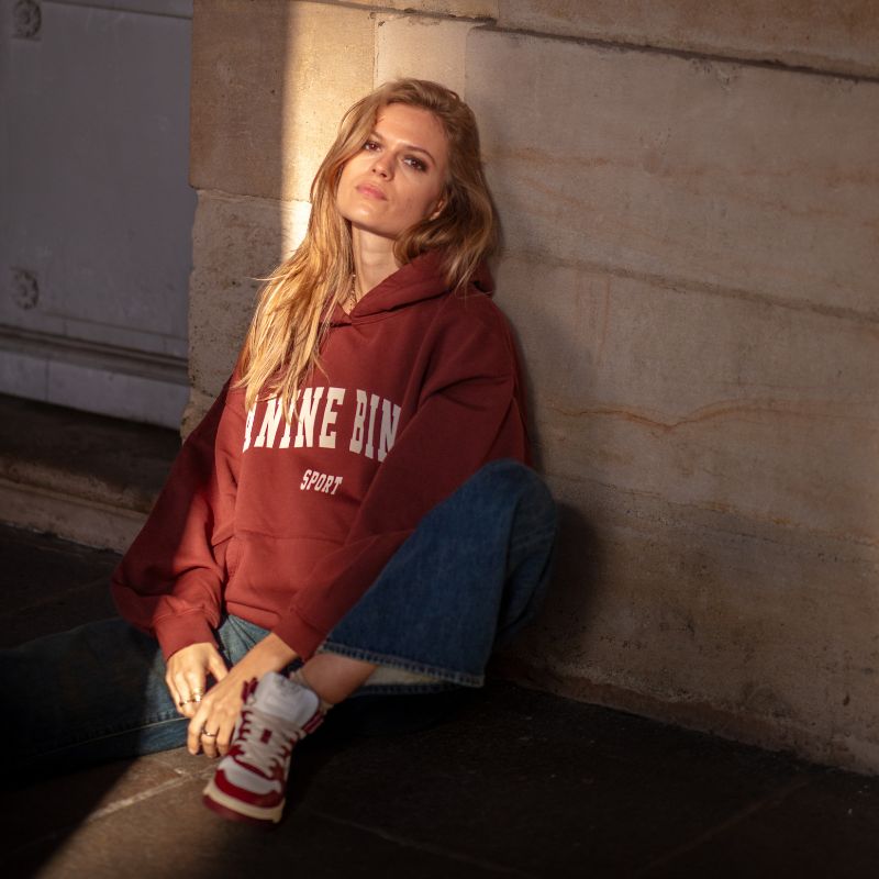 Look avec un sweat à capuche rouge Hoodie rouge Anine Bing