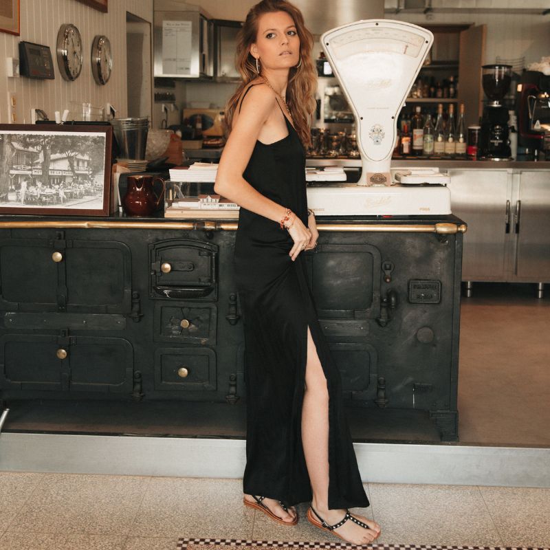 Robe longue noire et sandales tropéziennes