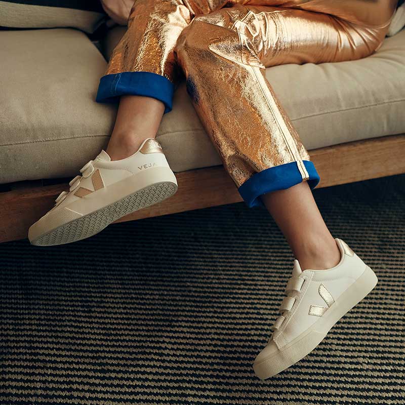 Look Veja Rose Gold Pantalon et baskets roses