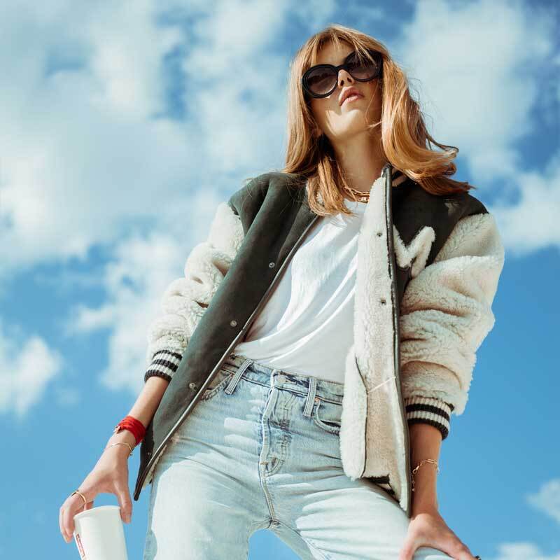 Look athleisure avec lunettes de soleil et veste sport