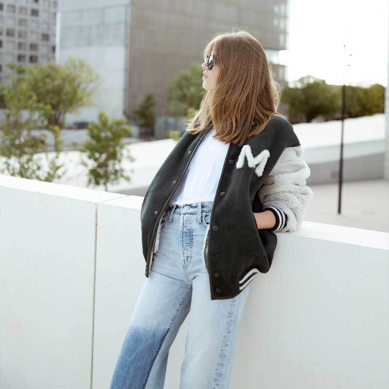 Look athleisure avec lunettes de soleil et veste sport